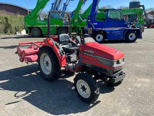 Mitsubishi mt240 vierwielaangedreven mini landbouwtractor - afbeelding 2 van  13