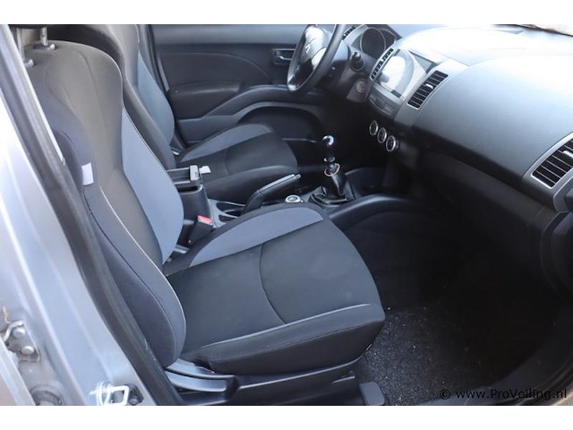Mitsubishi outlander 2.0 di-d invite| 4wd | diesel | kenteken: 04-vjt-8 - afbeelding 21 van  21