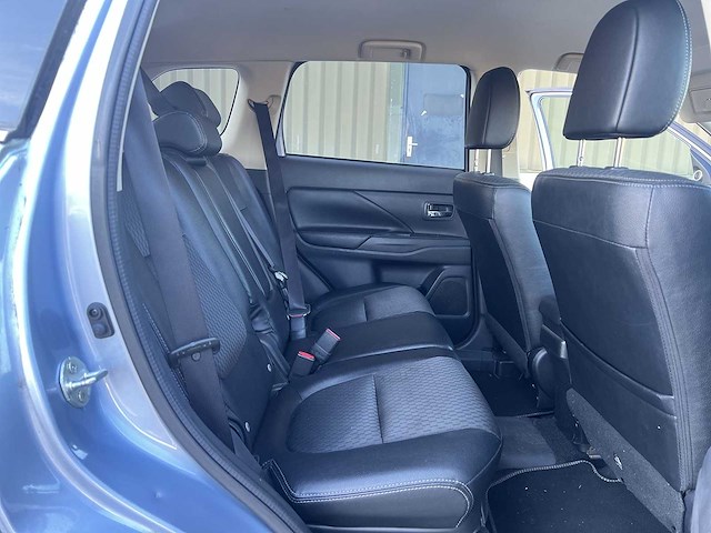 Mitsubishi outlander 2.0 phev executive edition 2015 | hl-826-f - afbeelding 12 van  17