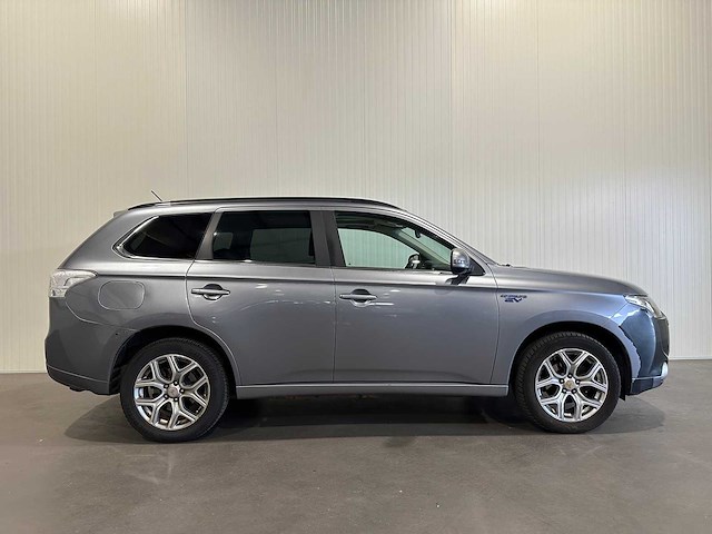Mitsubishi outlander 2.0 phev instyle 3-xsx-21 - afbeelding 24 van  27