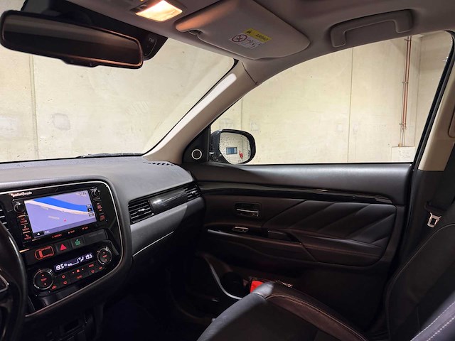 Mitsubishi outlander 2.2 di-d instyle 4wd 150pk 2017, v-802-jz - afbeelding 20 van  29