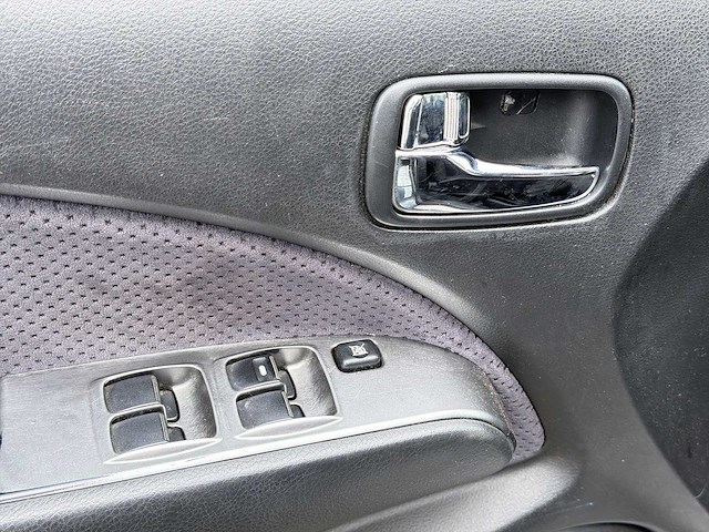 Mitsubishi outlander 2.4 intense 4wd | 75-sj-hp i - afbeelding 14 van  25