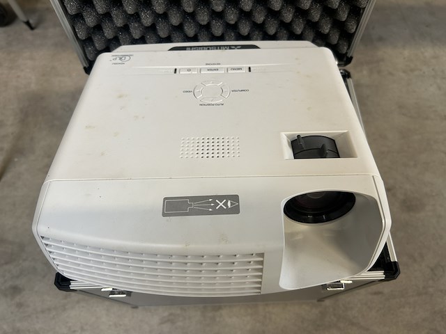 Mitsubishi xd430u projector met scherm - afbeelding 4 van  10