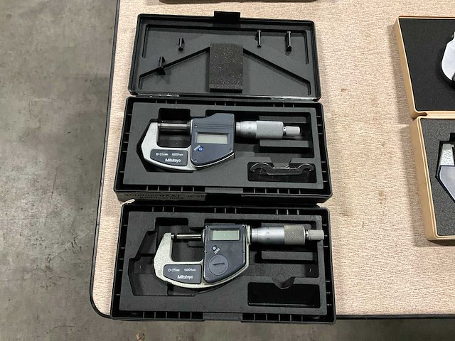 Mitutoyo 0,001 buitenmaat micrometer (2x) - afbeelding 1 van  3