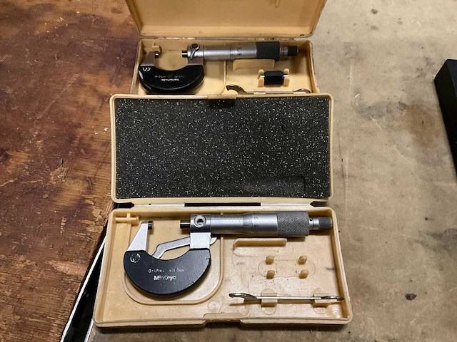 Mitutoyo 0,01 buitenmaat micrometer (2x) - afbeelding 1 van  4