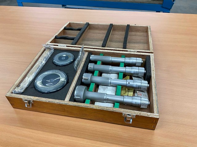 Mitutoyo 368-992 driepunts binnenmicrometer set (4x) nieuw in houten kist. - afbeelding 1 van  5