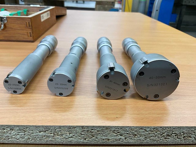 Mitutoyo 368-992 driepunts binnenmicrometer set (4x) nieuw in houten kist. - afbeelding 3 van  5