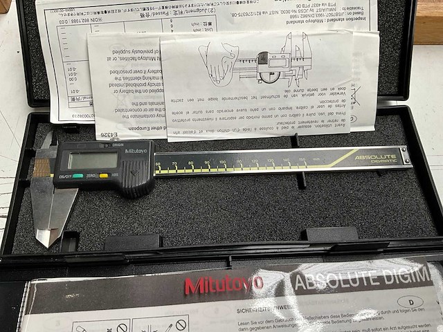 Mitutoyo absolute digimatic digitale schuifmaat 150 mm (2x) - afbeelding 2 van  3