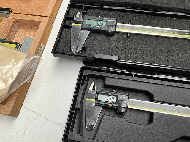Mitutoyo absolute digimatic digitale schuifmaat 200 & 300 mm (2x) - afbeelding 4 van  4