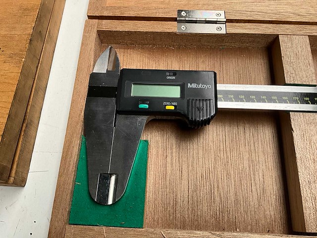 Mitutoyo absolute digimatic digitale schuifmaat 600 mm - afbeelding 3 van  4