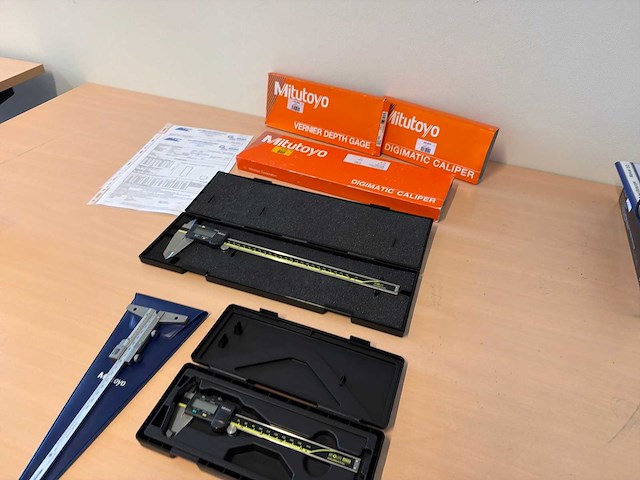 Mitutoyo digimatic schuifmaat set + vernier dieptemeter - afbeelding 1 van  6