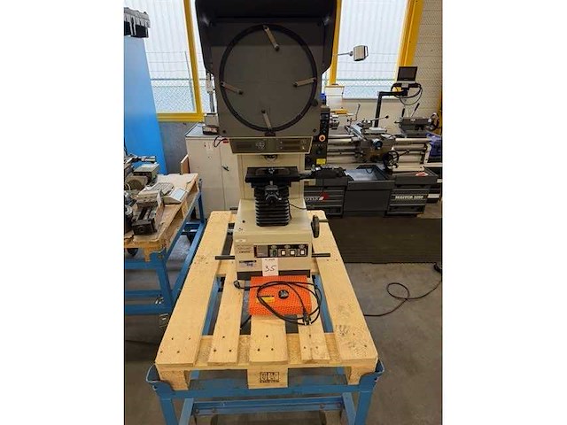 Mitutoyo pj-3000 profielprojector - afbeelding 1 van  8