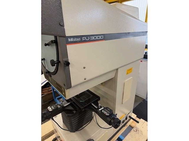 Mitutoyo pj-3000 profielprojector - afbeelding 2 van  8