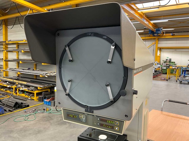 Mitutoyo pj-3000 profielprojector - afbeelding 3 van  8