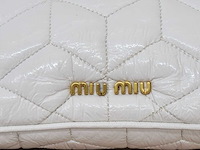 Miu miu - pochette - handtas wit lak leer met gouden details - afbeelding 9 van  14