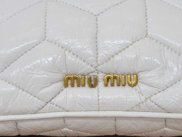 Miu miu - pochette - handtas wit lak leer met gouden details - afbeelding 8 van  12