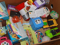 Mix bananen doos met speelgoed ruim 35 stuk in ds l - afbeelding 2 van  7