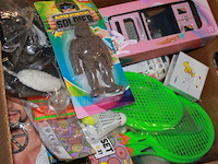 Mix bananen doos met speelgoed ruim 35 stuk in ds l - afbeelding 3 van  7