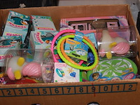 Mix bananen doos met speelgoed ruim 35 stuk in ds l - afbeelding 4 van  7