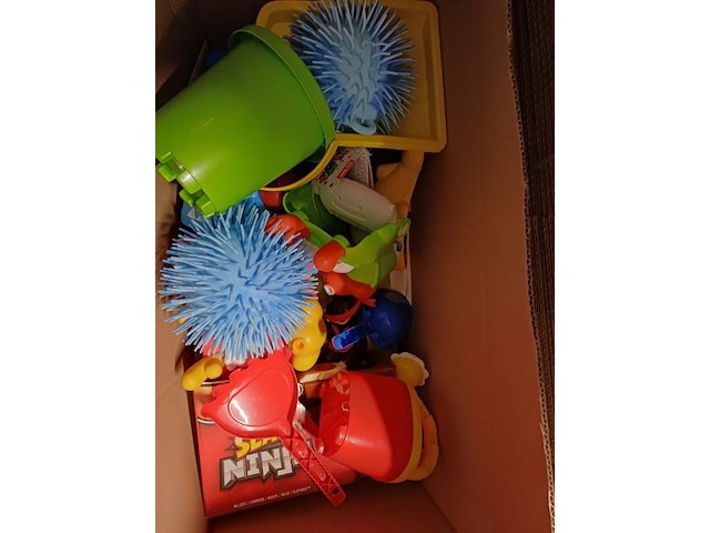 Mix doos e met oa apel en speelgoed - afbeelding 1 van  3