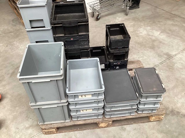 Mix kavel diverse magazijnbakken - afbeelding 1 van  4