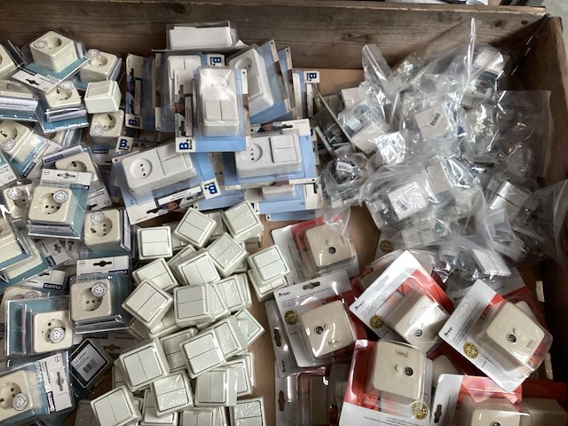 Mix kavel diverse schakelmateriaal (135x) - afbeelding 1 van  7