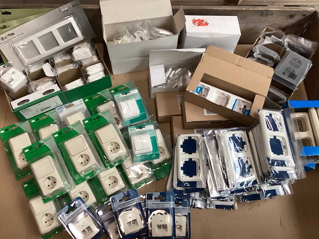 Mix kavel diverse schakelmateriaal - afbeelding 1 van  7