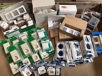 Mix kavel diverse schakelmateriaal - afbeelding 1 van  7