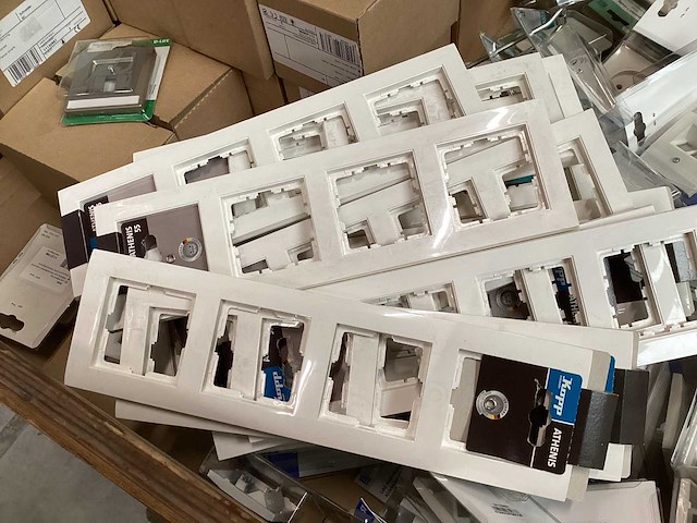 Mix kavel diverse schakelmateriaal - afbeelding 4 van  4