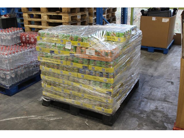 Mix pallet ice tea w.o. lipton en fuze tea. tht o.a. 8-25, 5-26 en 7-26. totaal ruim 1400 blikken. bod is i... - afbeelding 1 van  3