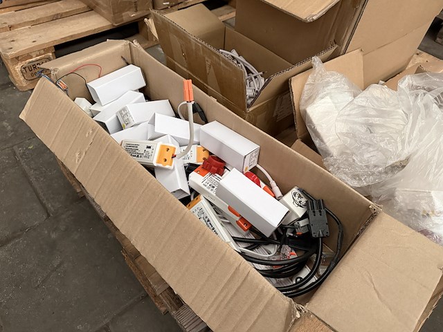 Mix pallet led drivers, kabels en verlichting accessoires - afbeelding 3 van  6