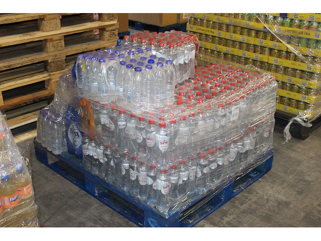 Mix pallet met diverse waters w.o. spa en dolu. tht o.a. 1-26, 12-26 en 7-26. totaal ruim 450 flessen. bod ... - afbeelding 2 van  2