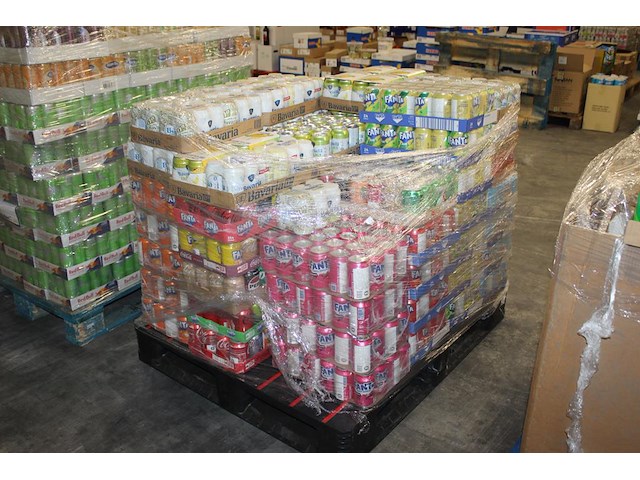 Mix pallet met frisdranken en 0,0 bieren w.o. fanta, coca cola, bavaria en sprite. tht o.a 7-26 en 8-26. to... - afbeelding 2 van  2