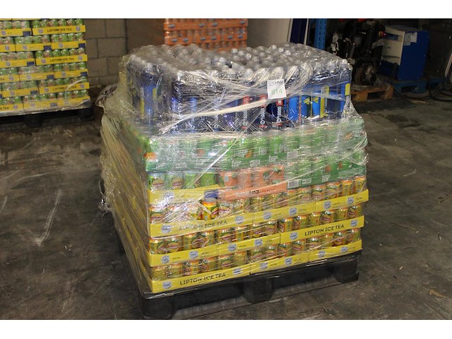 Mix pallet met ruim 40 trays a 12 / 24 blikjes / flesjes van diverse frisdranken w.o. lipton ice-tea, sourc... - afbeelding 1 van  3