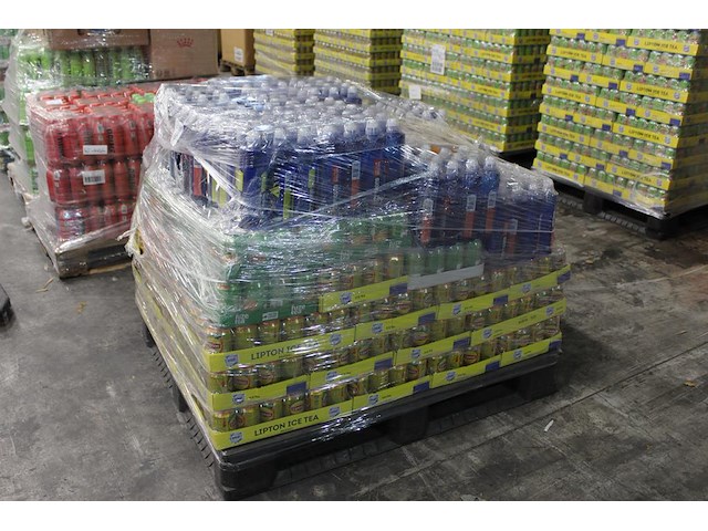 Mix pallet met ruim 40 trays a 12 / 24 blikjes / flesjes van diverse frisdranken w.o. lipton ice-tea, sourc... - afbeelding 2 van  3