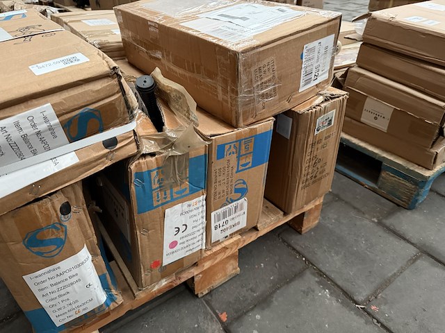 Mix pallet speelgoed, kinderfietsen en bijzettafels i-wannahave - afbeelding 4 van  7