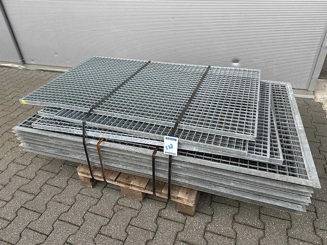 Mix pallet stalen roostervloer 1178x1150mm (13x) - afbeelding 1 van  2