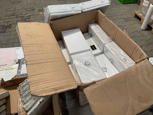 Mix pallet van overige sampels van oude voorraden - afbeelding 9 van  18