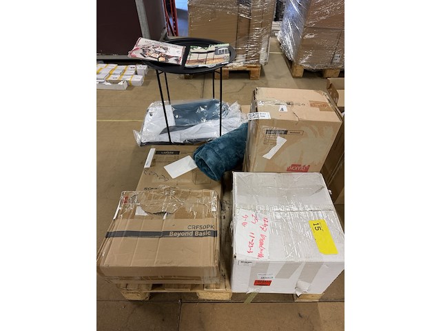 Mix pallet w.o. bijzettafel, opbergbox, woondeken w.o. sonmics, hoppa! - afbeelding 1 van  6