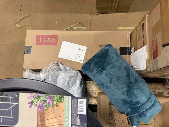 Mix pallet w.o. bijzettafel, opbergbox, woondeken w.o. sonmics, hoppa! - afbeelding 6 van  6