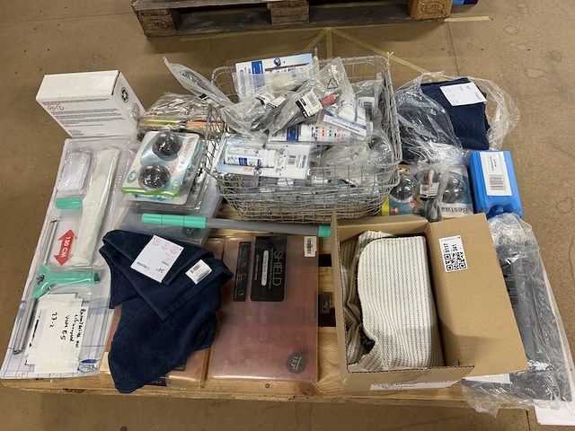 Mix pallet w.o. raamwisser, cover macbook 13", handdoek w.o. bestway, homla - afbeelding 1 van  8