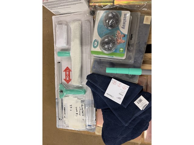 Mix pallet w.o. raamwisser, cover macbook 13", handdoek w.o. bestway, homla - afbeelding 7 van  8