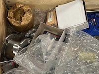 Mix partij onderdelen, sloten, hijsmiddelen, pneumatiek - afbeelding 2 van  10