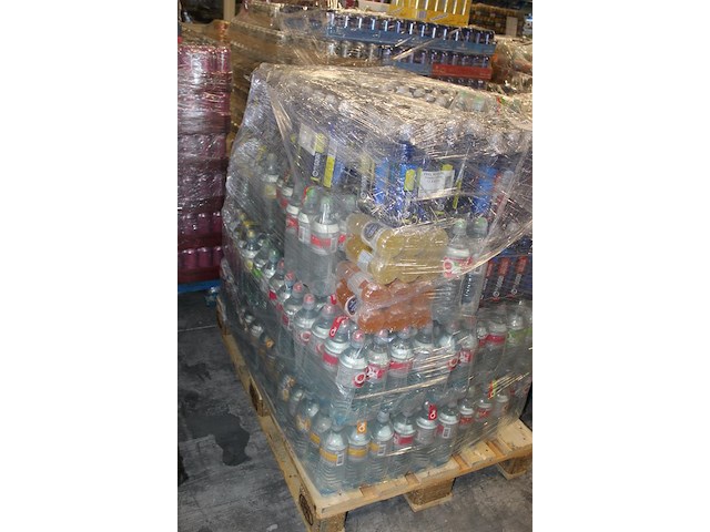 Mixed pallet energiedranken en fruitwater cica 500 flessen. tht oa 12-6 en 5-26. bod is inclusief 75 euro s... - afbeelding 2 van  2