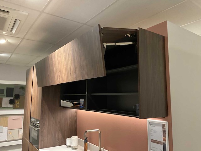 Mk blue ripasso eiland showroomkeuken met kastenwand - afbeelding 8 van  31