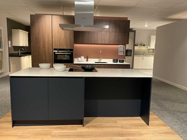 Mk blue ripasso eiland showroomkeuken met kastenwand - afbeelding 1 van  31