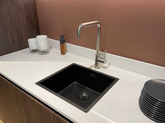 Mk blue ripasso eiland showroomkeuken met kastenwand - afbeelding 16 van  31