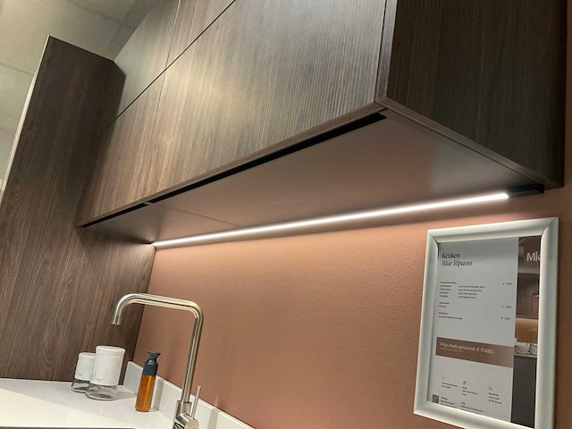 Mk blue ripasso eiland showroomkeuken met kastenwand - afbeelding 20 van  31