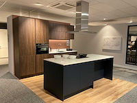 Mk blue ripasso eiland showroomkeuken met kastenwand - afbeelding 12 van  31