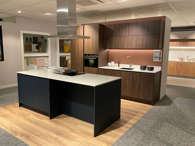 Mk blue ripasso eiland showroomkeuken met kastenwand - afbeelding 23 van  31
